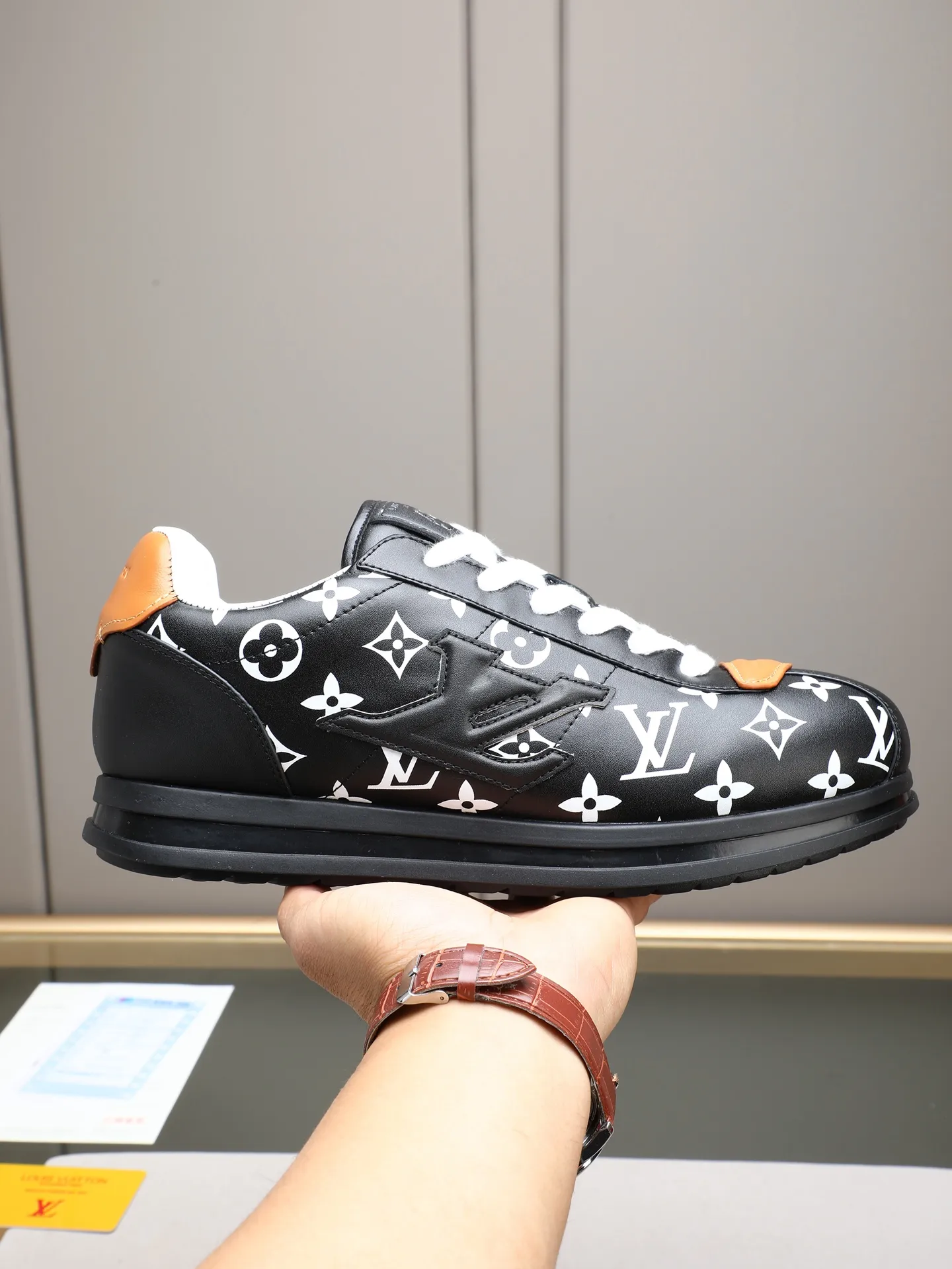 PP560 LV Louis Vuitton L Jialu Brand Runner Tatic Series Thick-soled Casual Sports Shoes Running Shoes Original purchase, development and production This LV Runner Tatic sports shoe combines technical materials such as mesh fabric and ribbons to interpret the inspiration of traditional mountaineering shoes. LV letters are written on one side, the lariat buckle of the quick lacing system is embellished with Monogram flowers and Louis Vuitton logos, and the light and wear-resistant rubber outsole completes the whole. ▪️Fabric: Original imported cowhide + mesh ▪️Inner lining: Original customized breathable mesh ▪️Sole: Original open-molded anti-slip rubber combination material ▪️Size: Men's 38-44 (customized for 45 and 46)